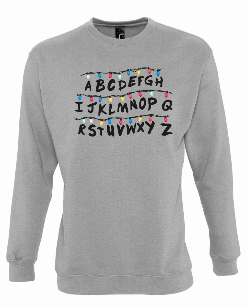 KustomizeEs's tweet photo. Peroo, ¿qué me diceeees?
Como molan nuestras sudaderas para los auténticos fans de #StrangerThings 
Hazte con la tuya en https://t.co/JseJi60JU7 https://t.co/kg2hkWT6N8