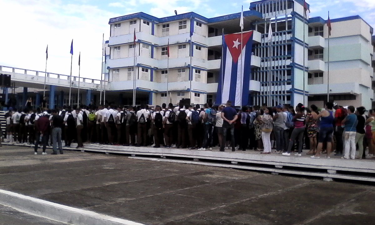 dayessicmg's tweet photo. Los estudiantes camagueyanos recordaron que nuestro máximo líder luchó a favor de la Educación y nunca cejó en el empeño de hacer del cubano un pueblo de hombres cultos, de  ciencias y preparados para su desempeño en la vida. #YoSoyFidel https://t.co/d0If4o45IJ