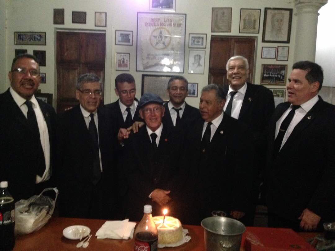 RL_EstrellaB118's tweet photo. Celebracion del cumpleaño del VM Ad vitam Ruben Suarez, con mas 50 años de haber sido iniciado en nuestra Logia @RL_EstrellaB118. Justo y Perfecto #masoneria #masones https://t.co/6jXcVAhG5g