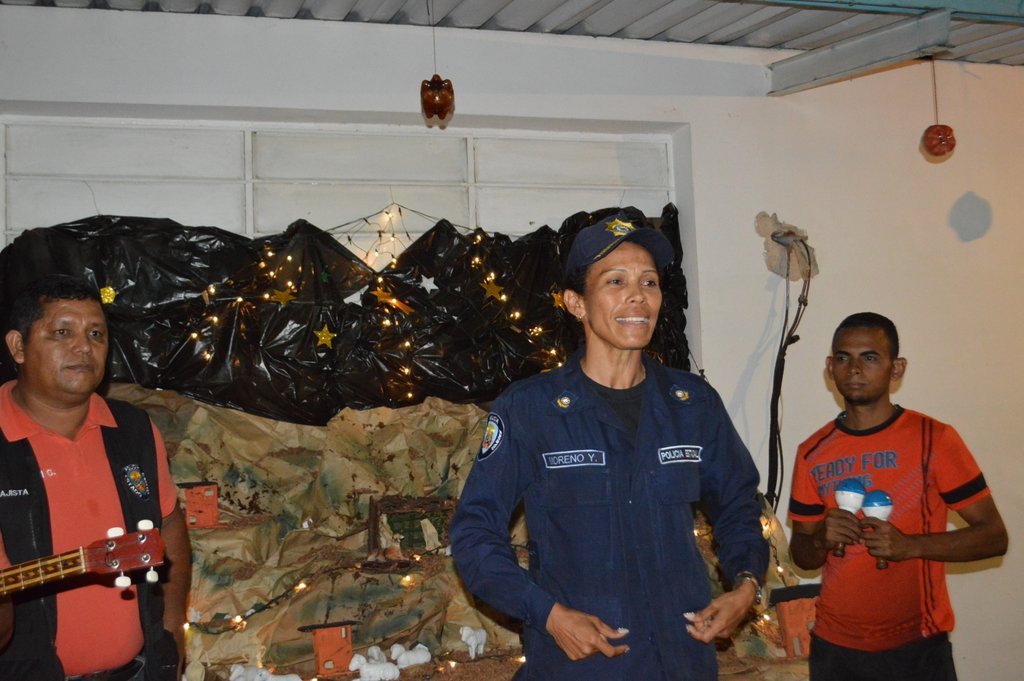 PoliciaCojedes's tweet image. Recorrido Navideño por las instalaciones del Centro de Coordinación Policial N°2 (Tinaco) #NavidadSegura