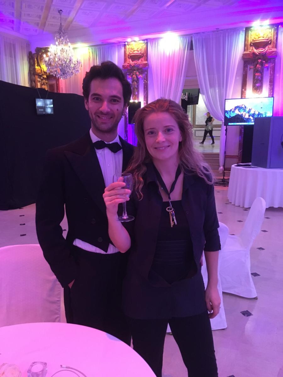 Forevent_fr's tweet photo. Quand ton équipe d'animateurs prend la pause au @LesSalonsHoche sur un Spy Center. 😎 #EventProfs #animation #classe #espion #soiree #events #spycenter #quiz #Equipes https://t.co/HZiv4L0c4F