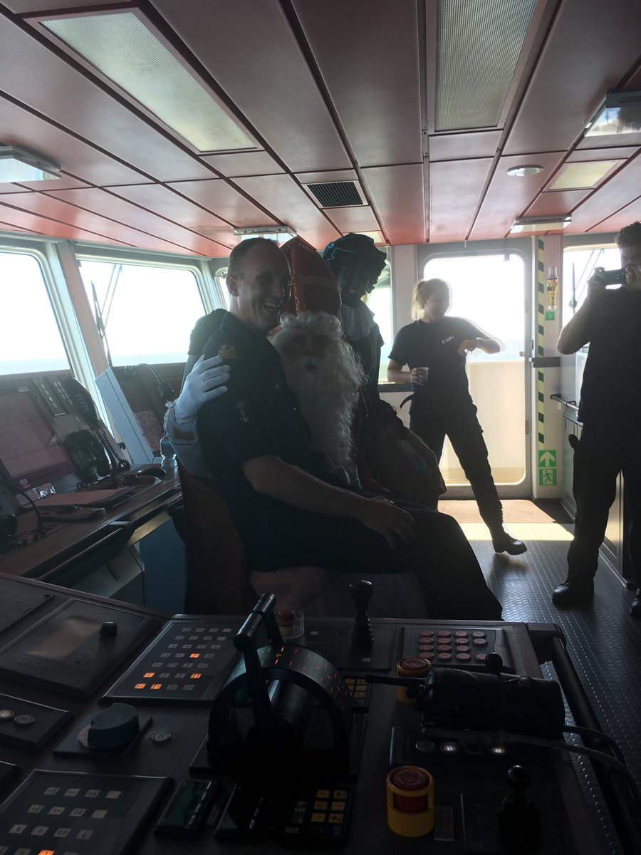 m_vd_eerden's tweet photo. Hoog (en oud) bezoek aan boord voor #teampeli. En ja hoor, de commandant mocht (moest) ook even op schoot. Gelukkig was ik lief geweest 😂 https://t.co/HXCF0k3REn