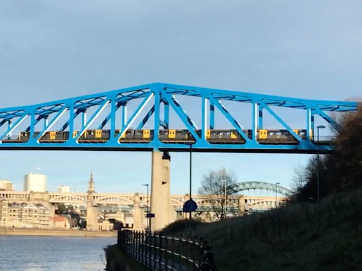 PickGS's tweet photo. And two #Metrocars cross on the QE Bridge over the #Tyne #Gateshead #Metro @My_Metro https://t.co/oENHQjEfFm