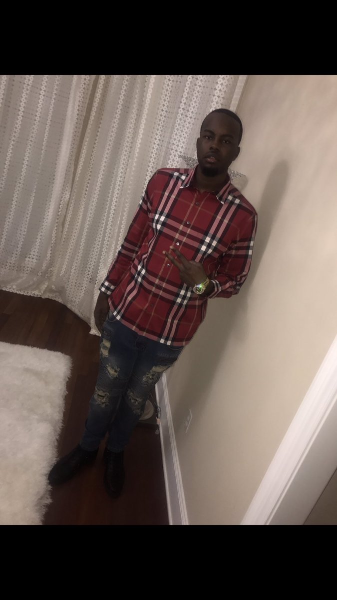 TheRealTlove_'s tweet photo. Lost Friends And Found Stacks....π°#TOSC4 MY BDAY BASH https://t.co/iAnKke4oDg