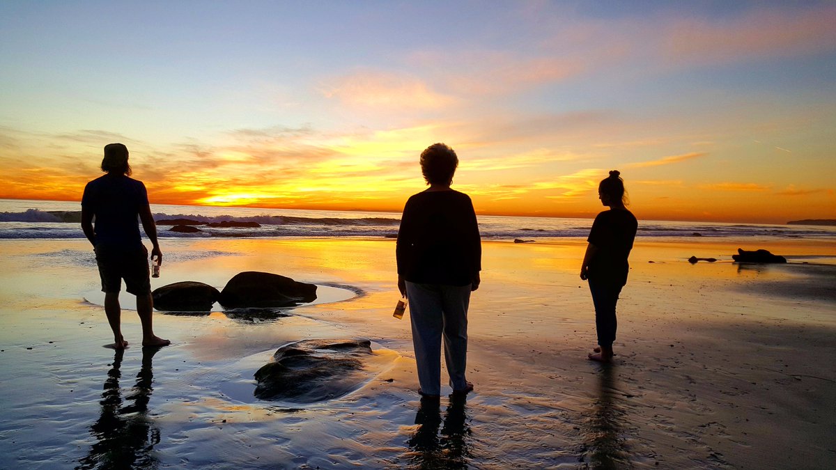 MikesPetCare's tweet image. Yesterday was the 1st time in years that i got to see my family on thxgiving due to work. took mom and Hannah down to the beach for a Corona and an amazing sunset ~ #HappyThanksgiving2017 #sunsets #moms #beeroclock