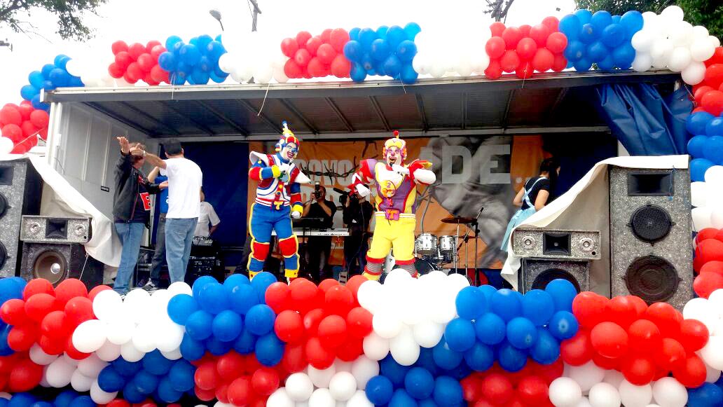 TipeTopOficial's tweet photo. Aqui estão nossos heróis em um show para um evento para crianças para crianças carentes na zona leste de SP - Projeto Gileade #tipetopoficial #crianças #gileade #show https://t.co/F9ZHrP0B78