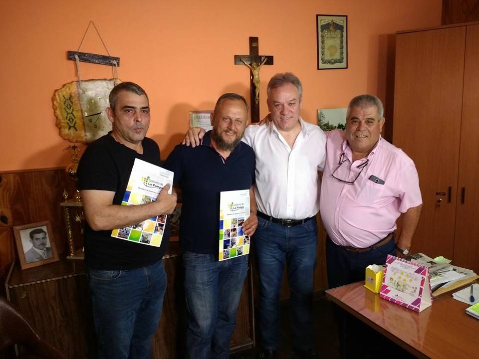 GobiernoLaPampa's tweet photo. #Speluzzi Se entregaron 2 créditos a través de la Ley de Promoción de las Actividades Económicas @atalivarock 
👉https://t.co/xnDzFxABIt https://t.co/a2GrawJ1DJ
