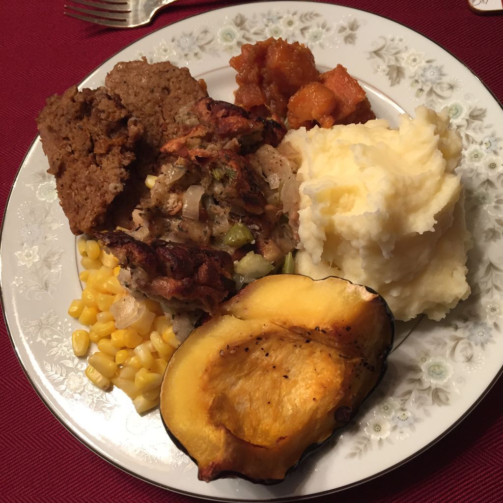 annsilverthorn's tweet photo. Here’s what a turkey-free Thanksgiving dinner looks like. @FieldRoast Celebration Roast, yams, potatoes, squash, corn, & stuffing. So good. #whatveganseat #foundmyfieldroast https://t.co/L9NM71Zmcn