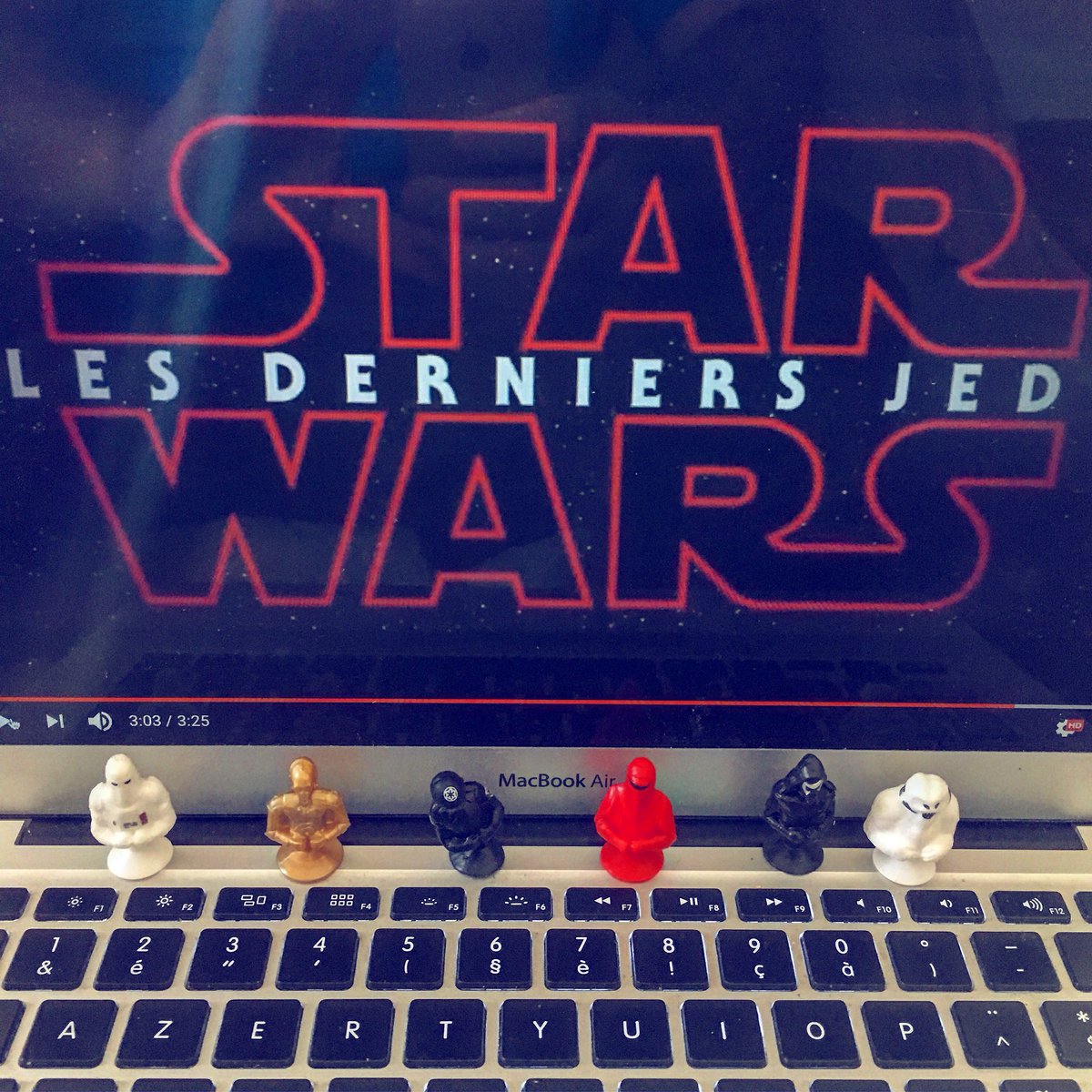 SylvainLeMeur's tweet photo. [#TheLastJedi] Un jour j’ai pimpé mon Mac... #StarWars 👾🚀🔫⚔️ #Geekitude #DerniersJedi https://t.co/jK0bCyCWml