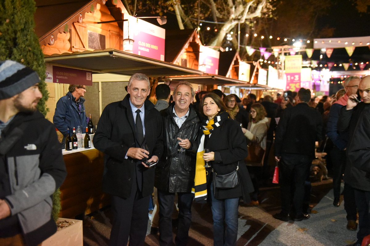 PresseMTP's tweet photo. .@Saurel_P, Y. Pellet et @MyleneFourcade lancent la 14ème Fête des Vignes sur l'Esplanade Charles de Gaulle et déambulent parmi les 37 producteurs présents #FDV2017 https://t.co/Oh2YRqY64J
