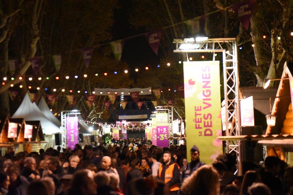 PresseMTP's tweet photo. .@Saurel_P, Y. Pellet et @MyleneFourcade lancent la 14ème Fête des Vignes sur l'Esplanade Charles de Gaulle et déambulent parmi les 37 producteurs présents #FDV2017 https://t.co/Oh2YRqY64J