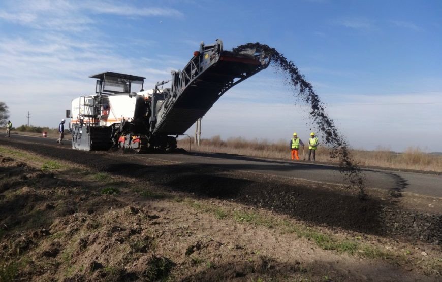 GobiernoLaPampa's tweet photo. 🚧Avances en los trabajos sobre #RP102 @obraslapampa Tramo Metileo – General Pico https://t.co/xnDzFxABIt https://t.co/lK0TnnI6eF