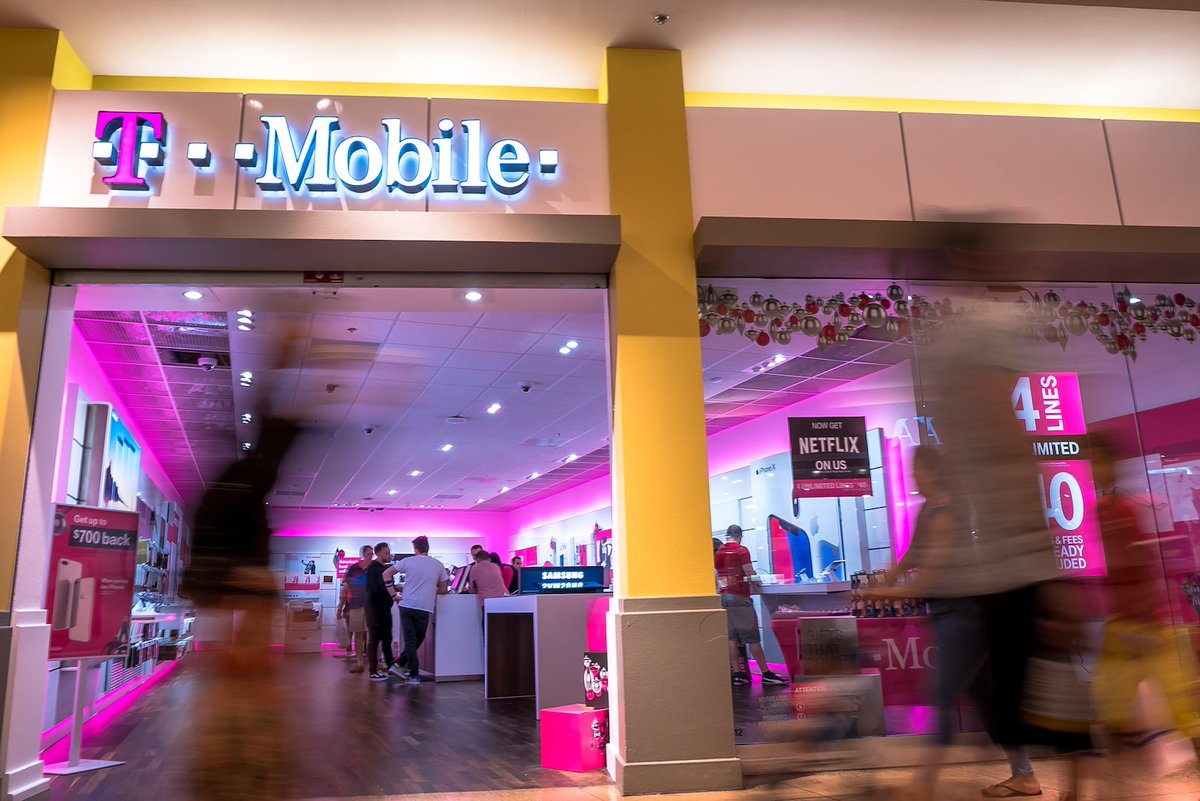 tmobilecareers's tweet photo. Happy #BlackFriday! Our crack #Retail team is on the job, making customers happy. https://t.co/2OnHnOxcbY