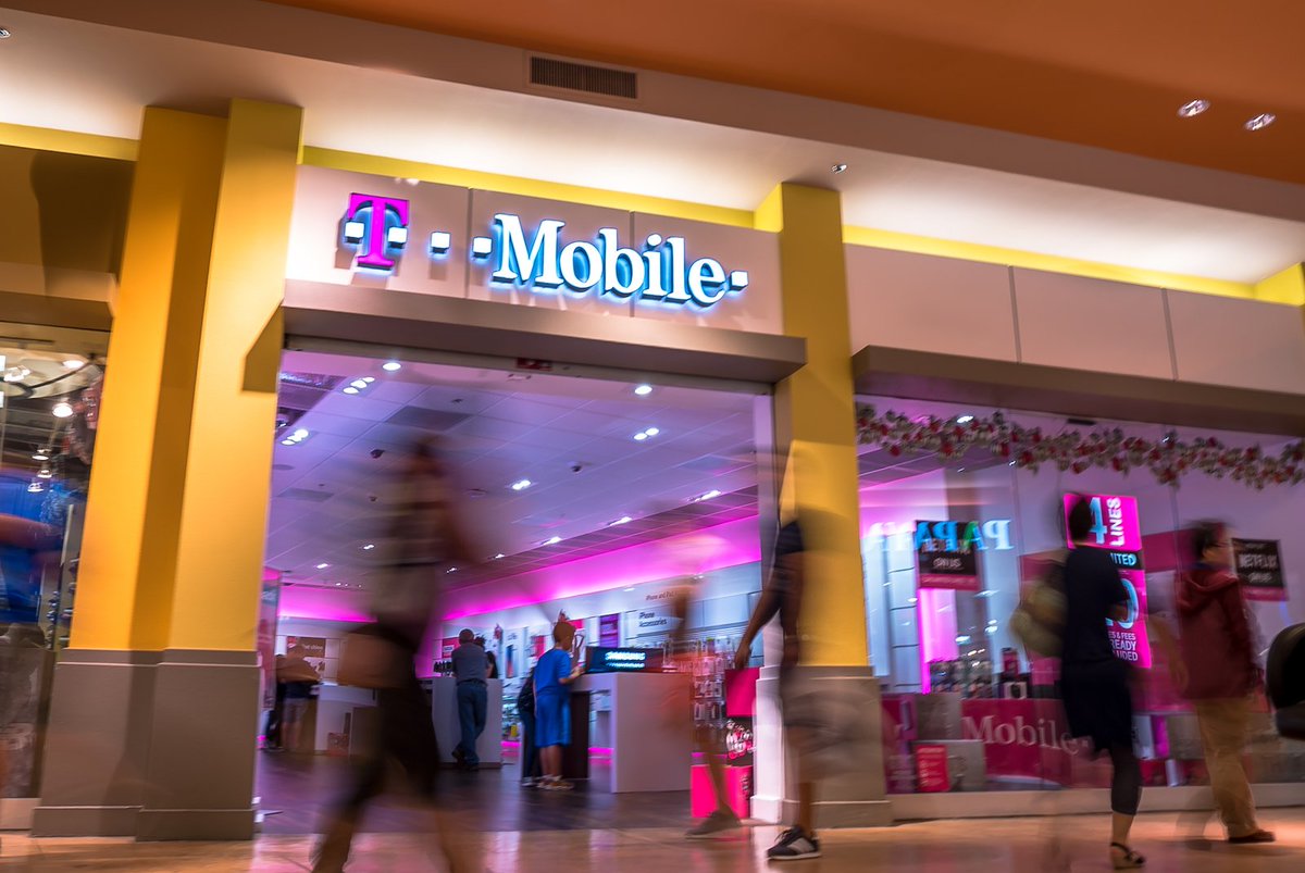 tmobilecareers's tweet photo. Happy #BlackFriday! Our crack #Retail team is on the job, making customers happy. https://t.co/2OnHnOxcbY
