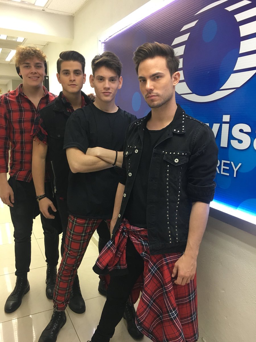_daliamanriquez's tweet photo. Los chicos de @LTresOficial ya están en #televisamty 👏🏻 No se pierdan el programa #MonterreyAlDía 🎵🎤 https://t.co/Dpoe0GXZEK
