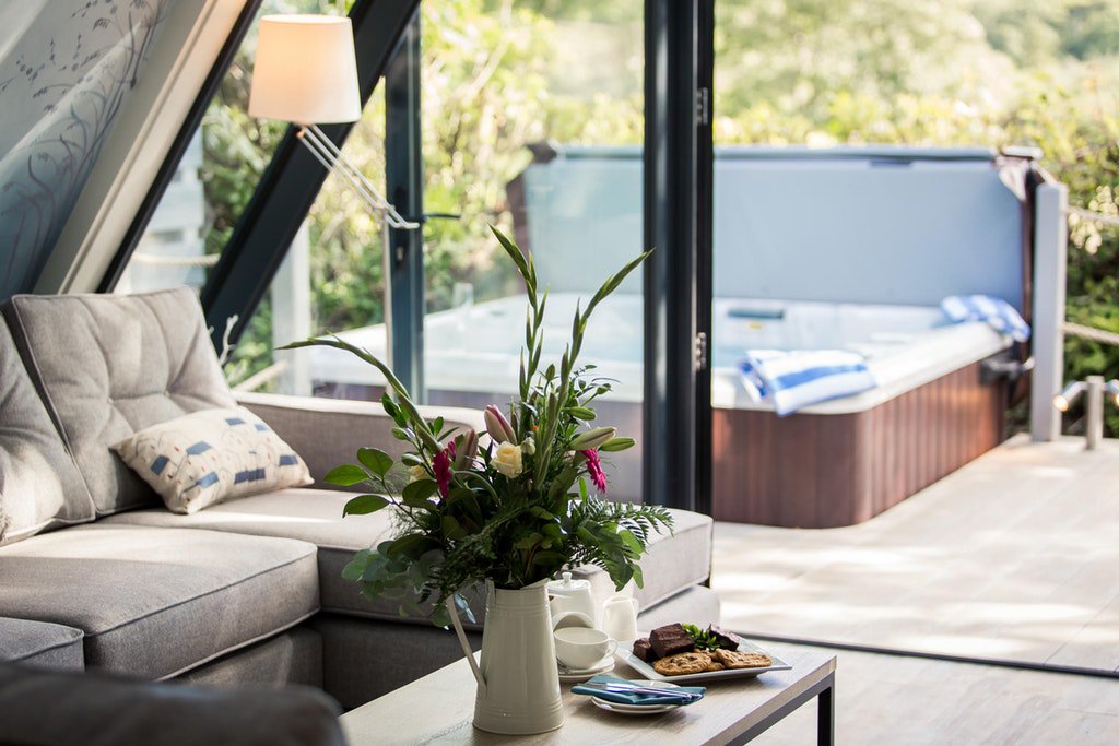 ClowanceEstate's tweet photo. With our stunning Glass Lodge, you can take in breathtaking views of the surrounding woodland from the comfort of your very own hot tub https://t.co/uG6yU5G20A #VisitCornwall #weekend https://t.co/G9byEdZgUt