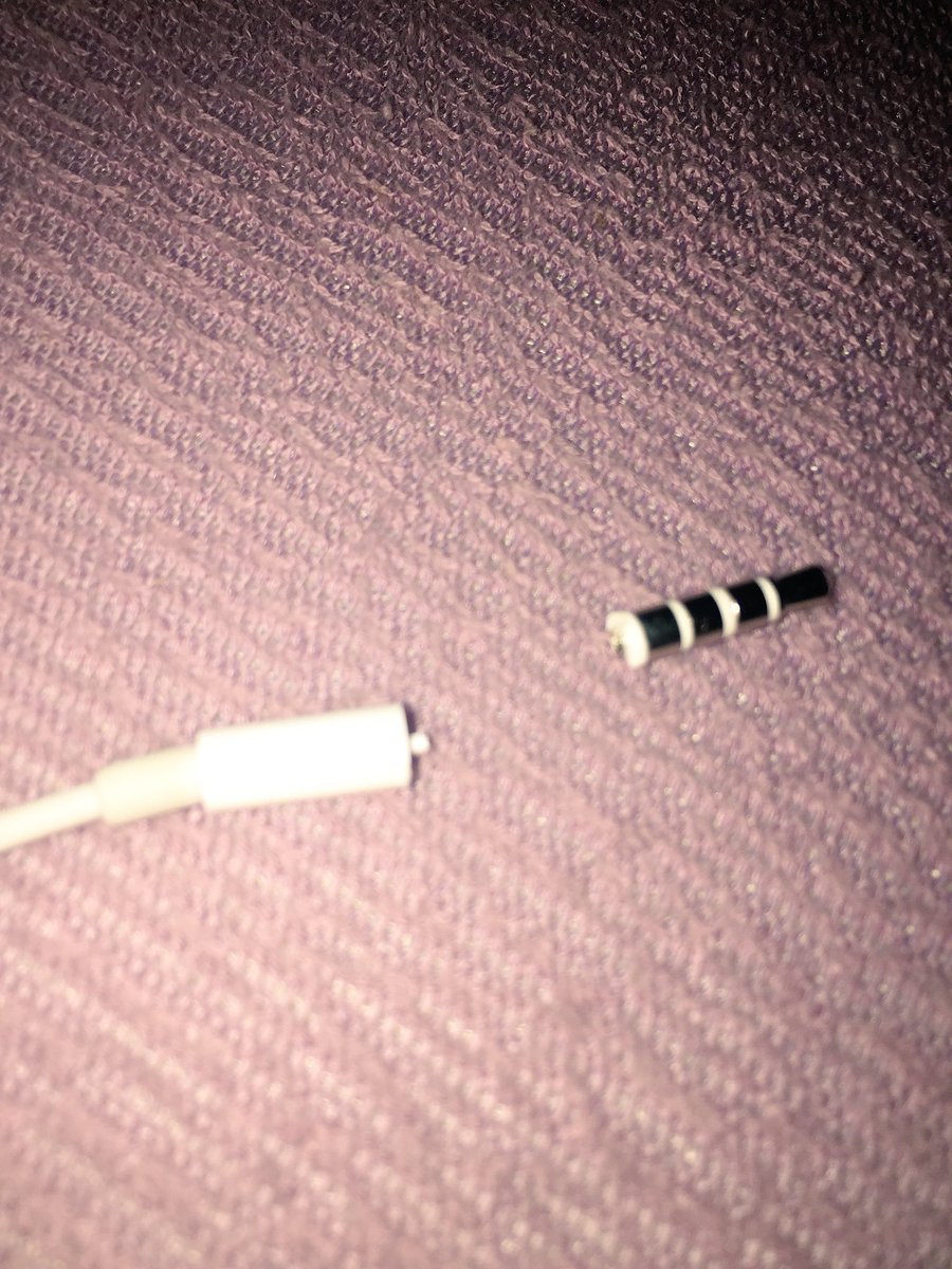 Galaxy_Donut's tweet photo. If u think u had a bad day.... There’s always me... #applepayme How the f did this even happen?! #brokefriday https://t.co/PeIHseUuf3