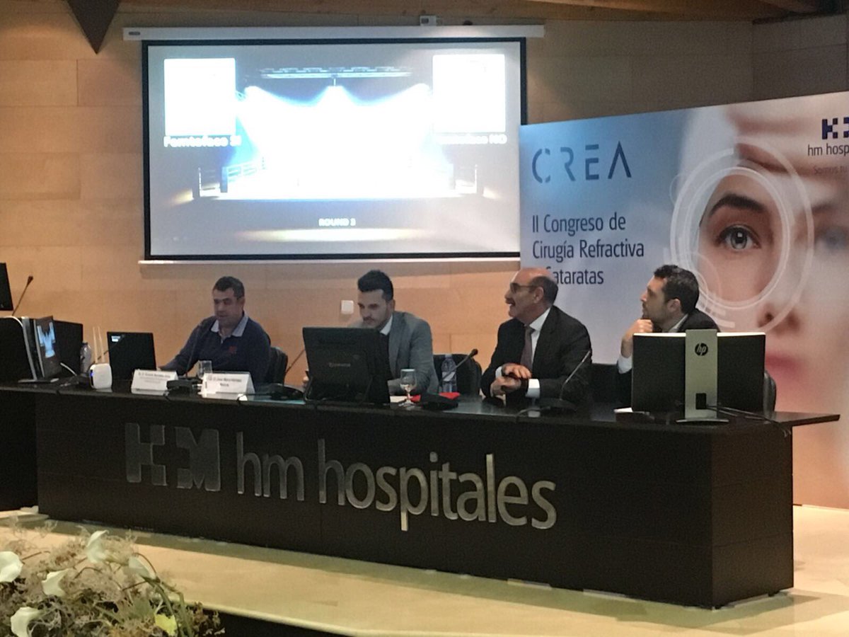 CentralOcular's tweet photo. El @drantolin director médico de @Clinilaser_ está tarde en #CREA2017 durante su ponencia y su cirugía de #catarata ¡Una gran forma de acabar la semana! https://t.co/CIKLkmHilh