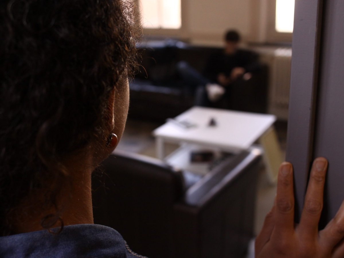 Tenirlaroute's tweet photo. FRANCE / Fraîchement arrivées en France, de nombreuses femmes migrantes sont plongées dans une grande précarité. Sans logement ni papiers, le corps se transforme pour certaines en marchandise.
Par @EmelineCocq et @HocquetRomane ⏩⏩ https://t.co/P534LfnwMn https://t.co/mMYezcfxzQ