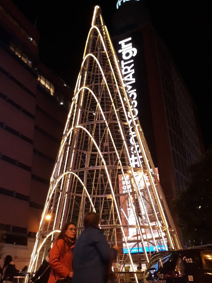 jessiegb2's tweet photo. Menuda decepción de árbol de Navidad. Vuelta al clacisismo, por favor. https://t.co/ShPsX3lUuf
