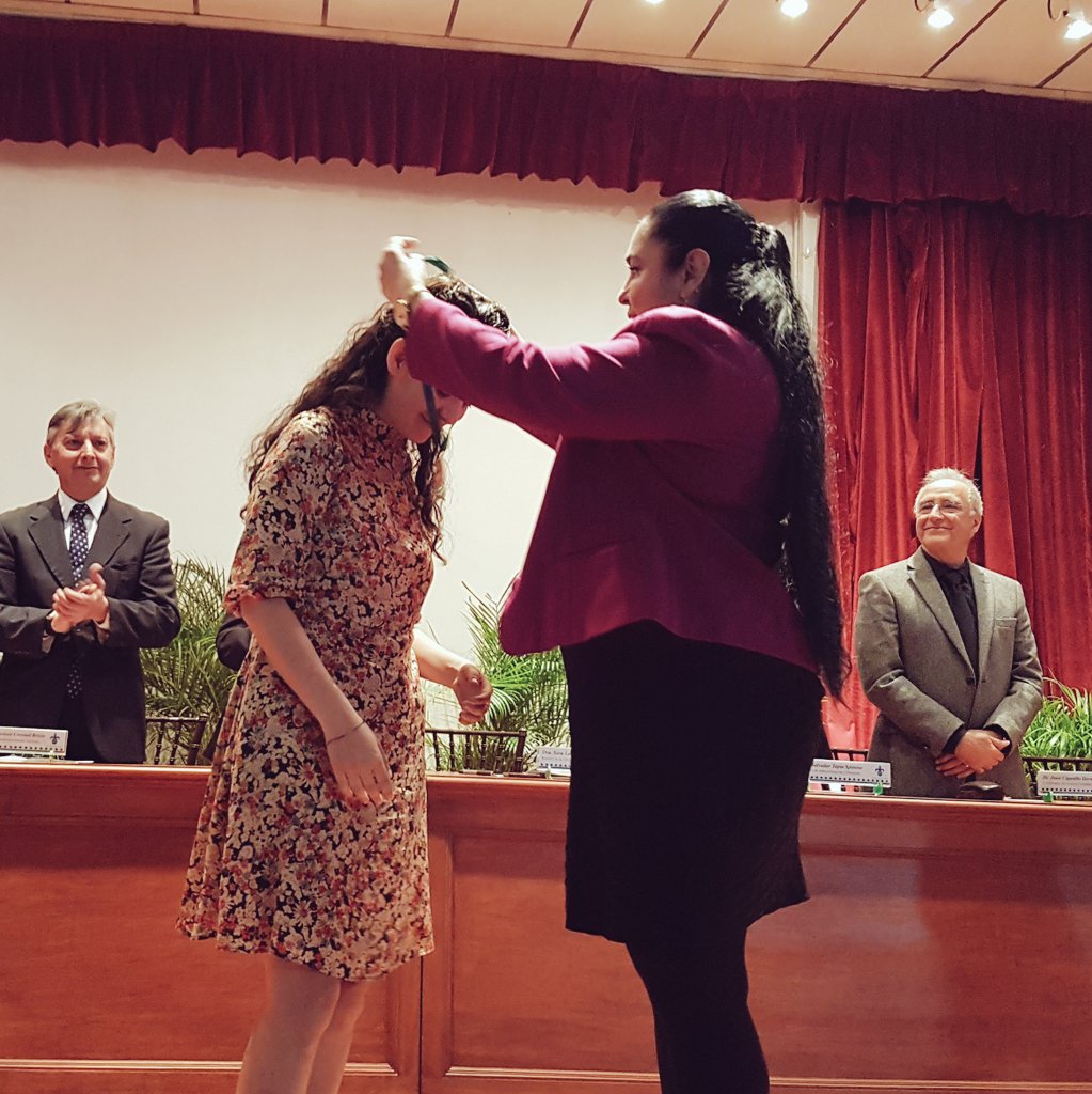 Entregamos la Medalla al Mérito Estudiantil Manuel Suárez Trujillo a María Fernanda Toribio Gutiérrez, maestra en Filosofía.

¡Enhorabuena!

#OrgulloUV 
#UV_DamosMás