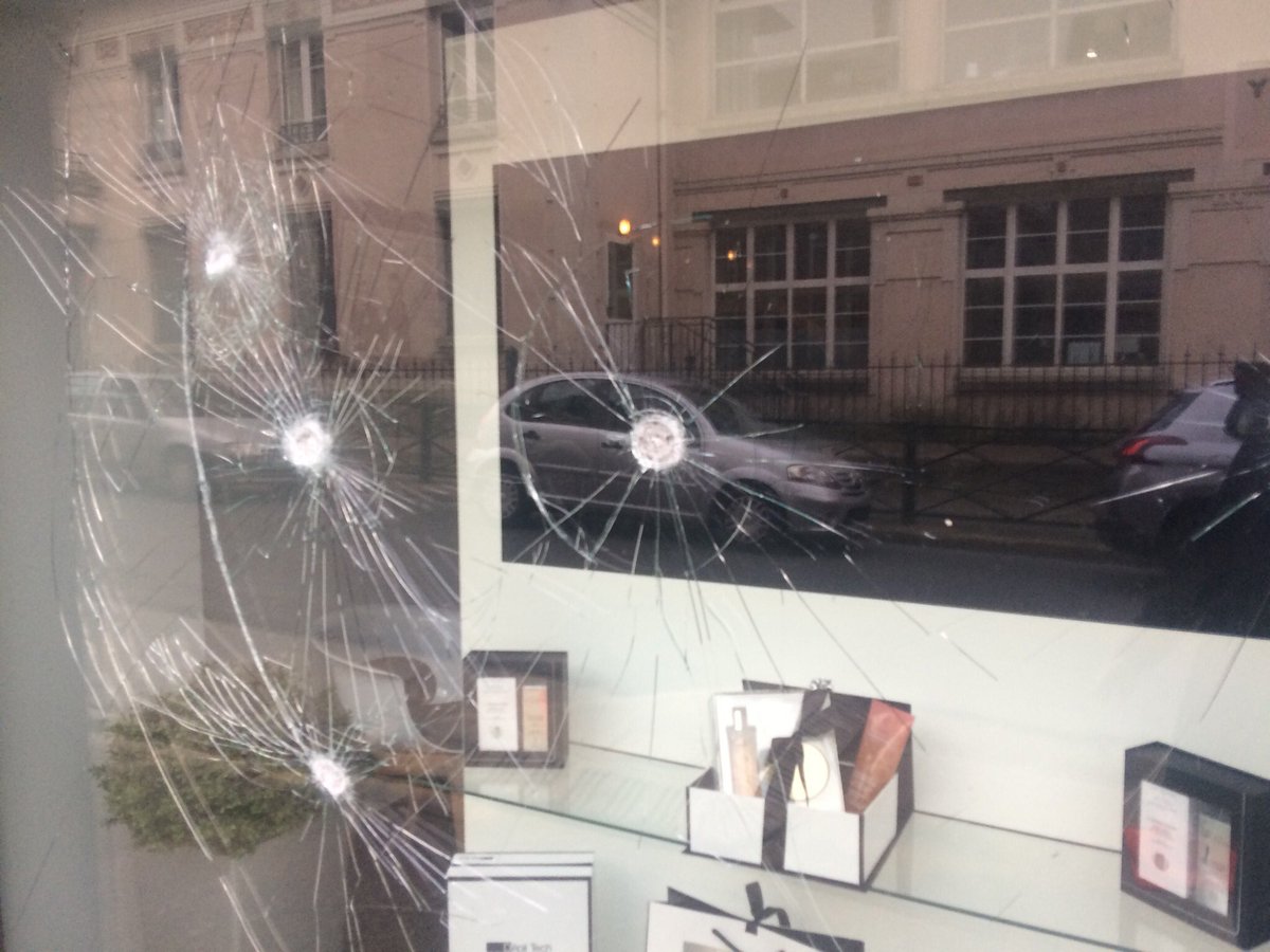 ZezetteMtg's tweet photo. Tout va bien à #Montgeron ! La #casse du centre-ville se poursuit au nez et à la barbe de la caméra de surveillance. #depiltech #sécurité https://t.co/hyqGFJuqyx