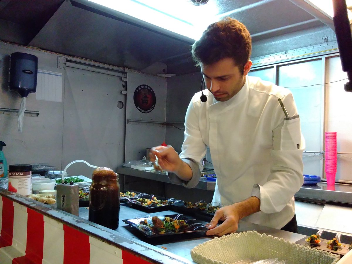 ViladecansStyle's tweet photo. Aquí está @NathanMChef5 deleitando a los ganadores de nuestro concurso con un plato #constyle culminado con aire de soja, ¡delicioso! https://t.co/AT1tyzknkt