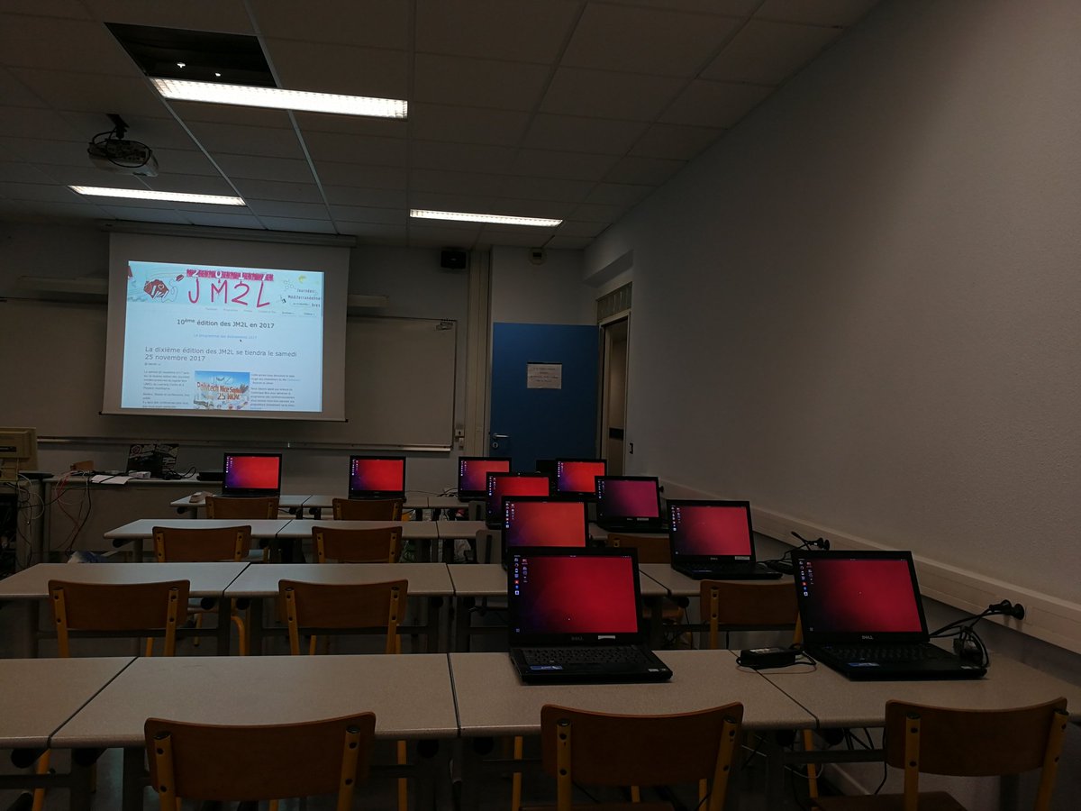n_bounouas's tweet photo. En direct des #JM2L où demain 25 Novembre la salle Broweri vous accueillera avec des machines sous #Ubuntu 17.10 ! Le programmme :  https://t.co/g05BU6ivmS https://t.co/BYFp0mlL1v