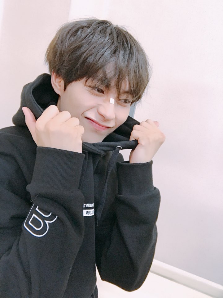 KNKOfficial220's tweet photo. 팅커벨 안녕하세여 YNB #오희준 입니당 오랜만이져
요즘 바람이 너무 찬데 감기 조심하시구
우리 팅커벨은 하루하루 누군가에게 힘이 되는 사람이 됐으면 좋겠습니다 
저 희준이와 #크나큰 은 언제나 여러분의 힘이 될게요! 사랑해여❤️
#믹스나인 #MIXNINE #매일투표_박승준_정인성_오희준 https://t.co/H1o93kazBg