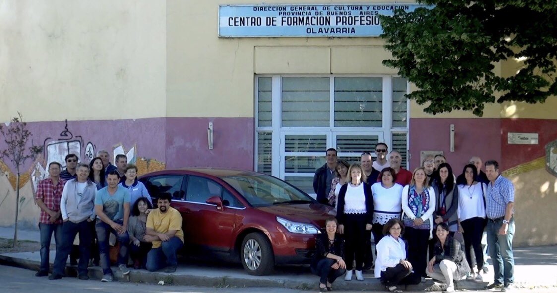 gfalvarez's tweet photo. Celebramos la llegada de un automóvil al CFP Nº401 de Olavarría. Muchas gracias a la #EEST1 de Luján @gzinny https://t.co/CSK9hUt30u