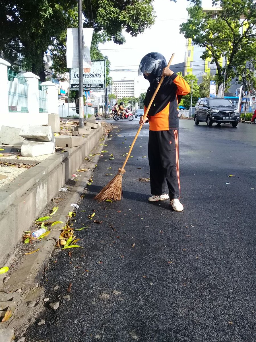 ujungpandangmks's tweet photo. Bismillahirahmanirrahim
Assalamu Alaikum Wr. wb.
JANGAN BIARKAN MAKASSAR MUNDUR LAGI
Rutinitas Petugas Kebersihan Melakukan Penyapuan Dan Pengankutan Hasil sapuan Di beberapa Ruas Jalan Utama Dan Penghubung wilayah Kecamatan Ujung pandang Makassar.
#oppoki
#lovemakassarcity https://t.co/fEGTJqa80U