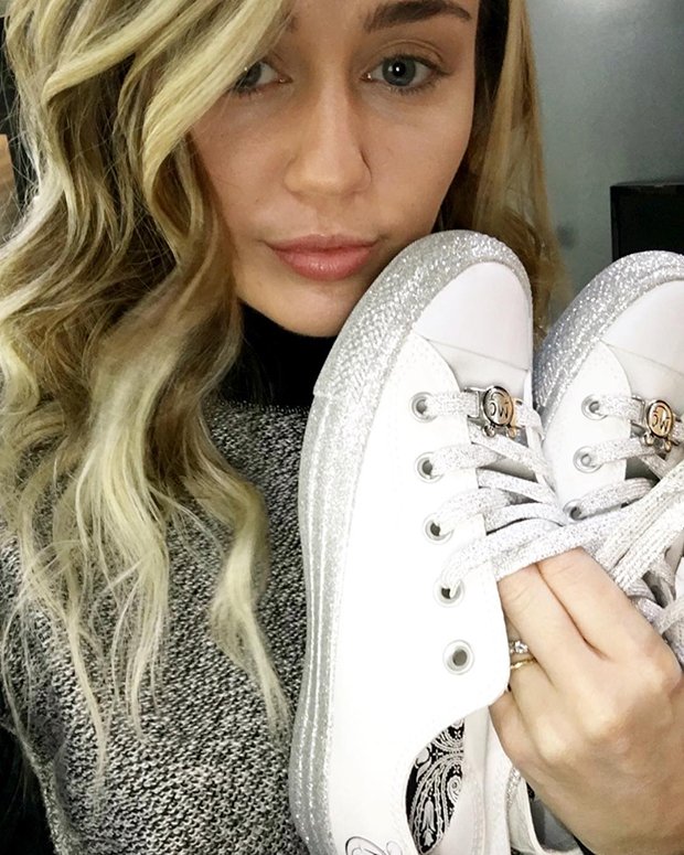 EstiloDF's tweet photo. #AlertaTrendy ¡Éstos son los tenis que @MileyCyrus puede usar para TODOS los outfits! >> https://t.co/ZkoODSCV1y https://t.co/602AaiTUQQ