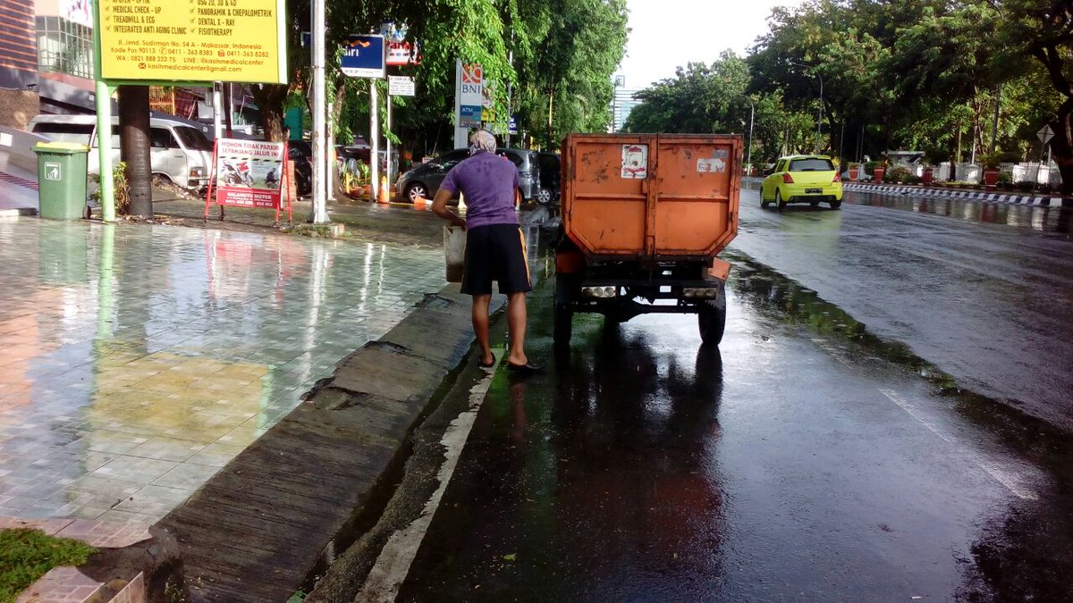 ujungpandangmks's tweet photo. Bismillahirahmanirrahim
Assalamu Alaikum Wr. wb.
JANGAN BIARKAN MAKASSAR MUNDUR LAGI
Rutinitas Petugas Kebersihan Melakukan Penyapuan Dan Pengankutan Hasil sapuan Di beberapa Ruas Jalan Utama Dan Penghubung wilayah Kecamatan Ujung pandang Makassar.
#oppoki
#lovemakassarcity https://t.co/fEGTJqa80U
