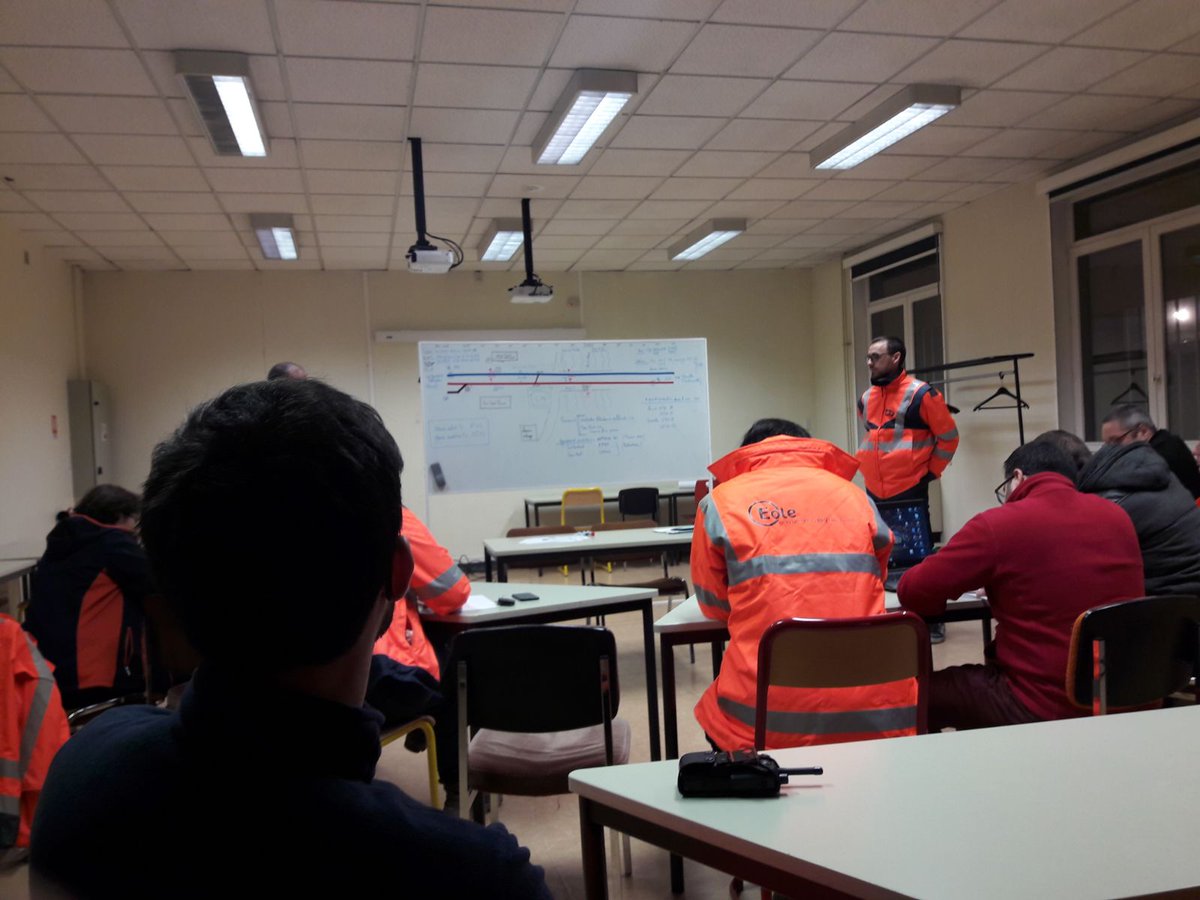 Briefing en cours pour le chantier #Eole à Bezons ce week-end. Toujours en sécurité chez <a href="/SNCFReseau/">SNCF Réseau</a> 💪 #LeReseauAvanceIDF