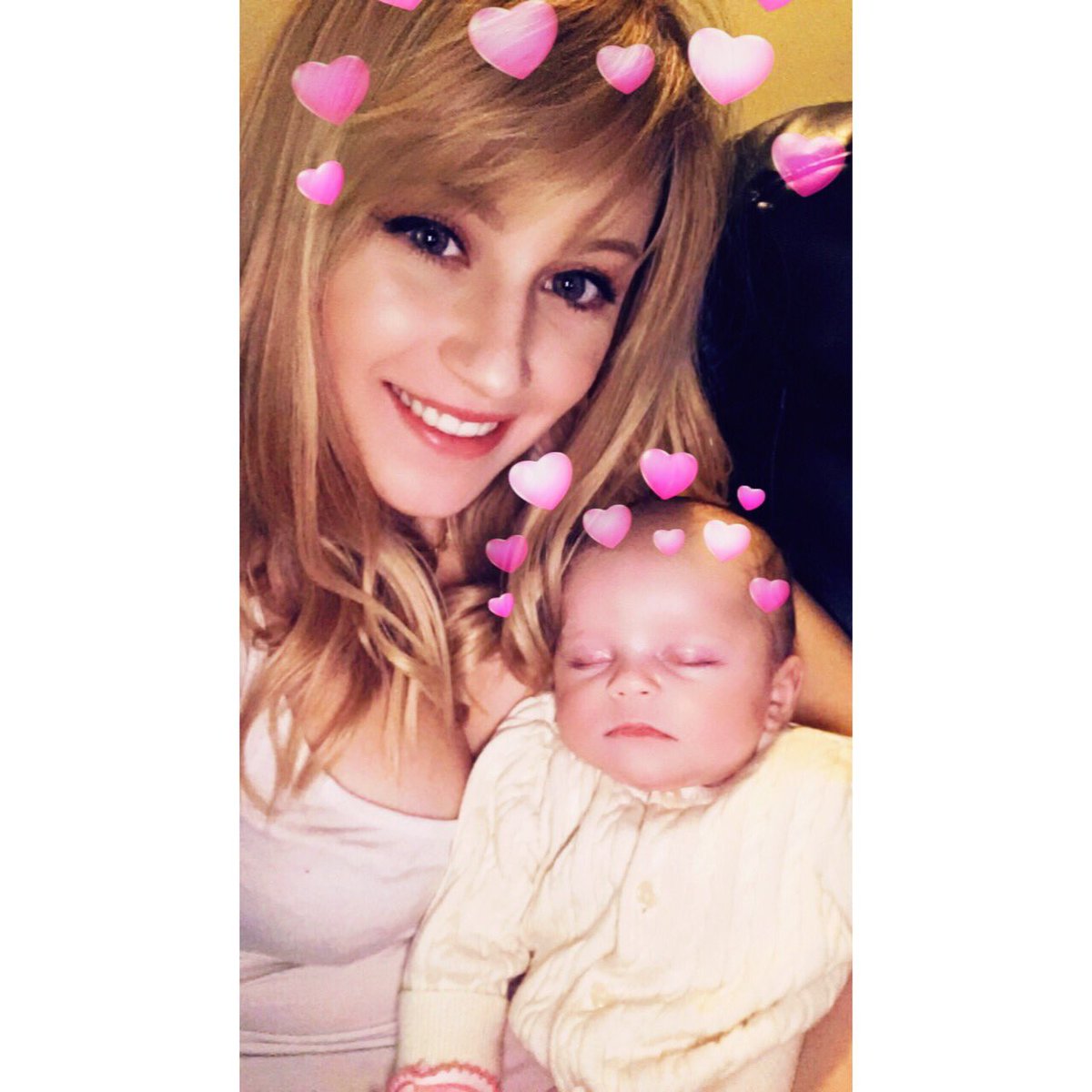 ItsGodinBitch's tweet photo. 👩‍👧💘 https://t.co/Mq21aujZuG