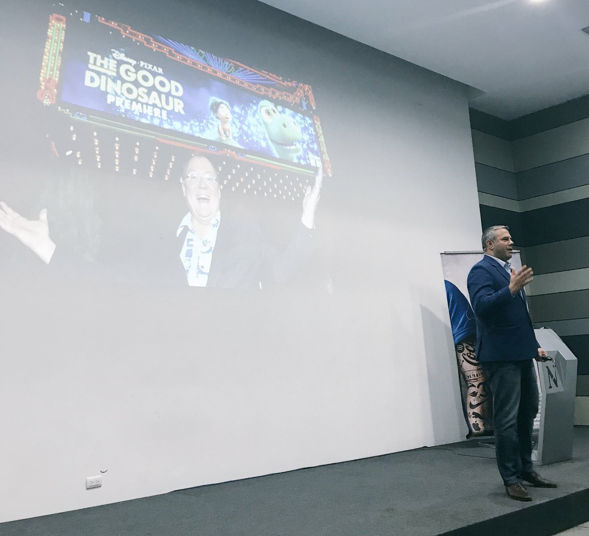 jraul_galindo's tweet photo. Ahora escuchamos la historia de #Lasseter creativo de #Pixar como ejemplo de #Intraemprendimiento   @huascar_ezcurra #SIM2017 #negociosUPN https://t.co/w2k4xLZDio