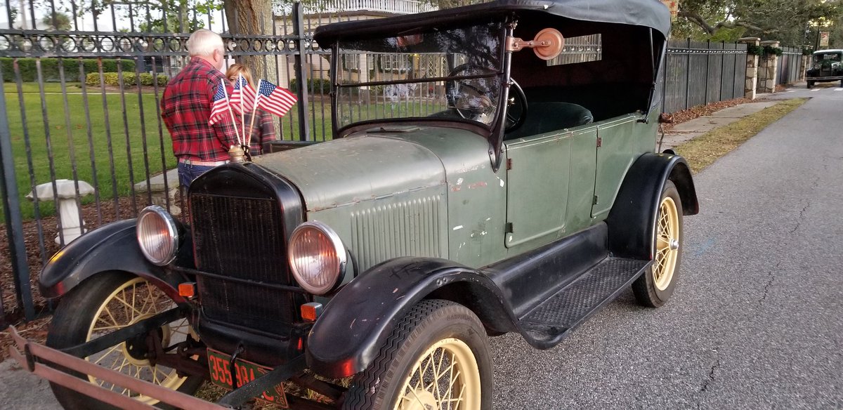 godwinkelly's tweet photo. Some real old beauties in the #gaslightparade 
Starts at 7 in Ormond.
Get on down here. https://t.co/y69vee6WzA