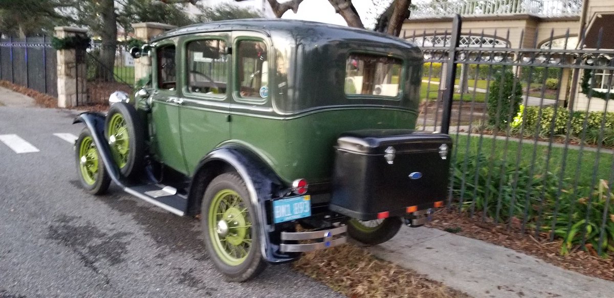 godwinkelly's tweet photo. Some real old beauties in the #gaslightparade 
Starts at 7 in Ormond.
Get on down here. https://t.co/y69vee6WzA