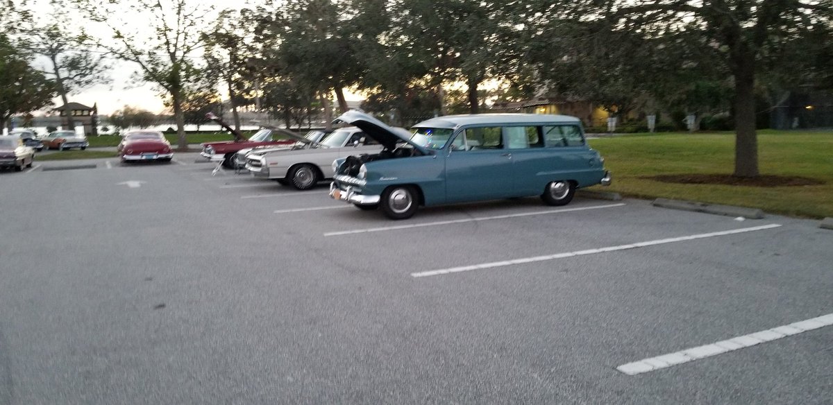 godwinkelly's tweet photo. Some real old beauties in the #gaslightparade 
Starts at 7 in Ormond.
Get on down here. https://t.co/y69vee6WzA