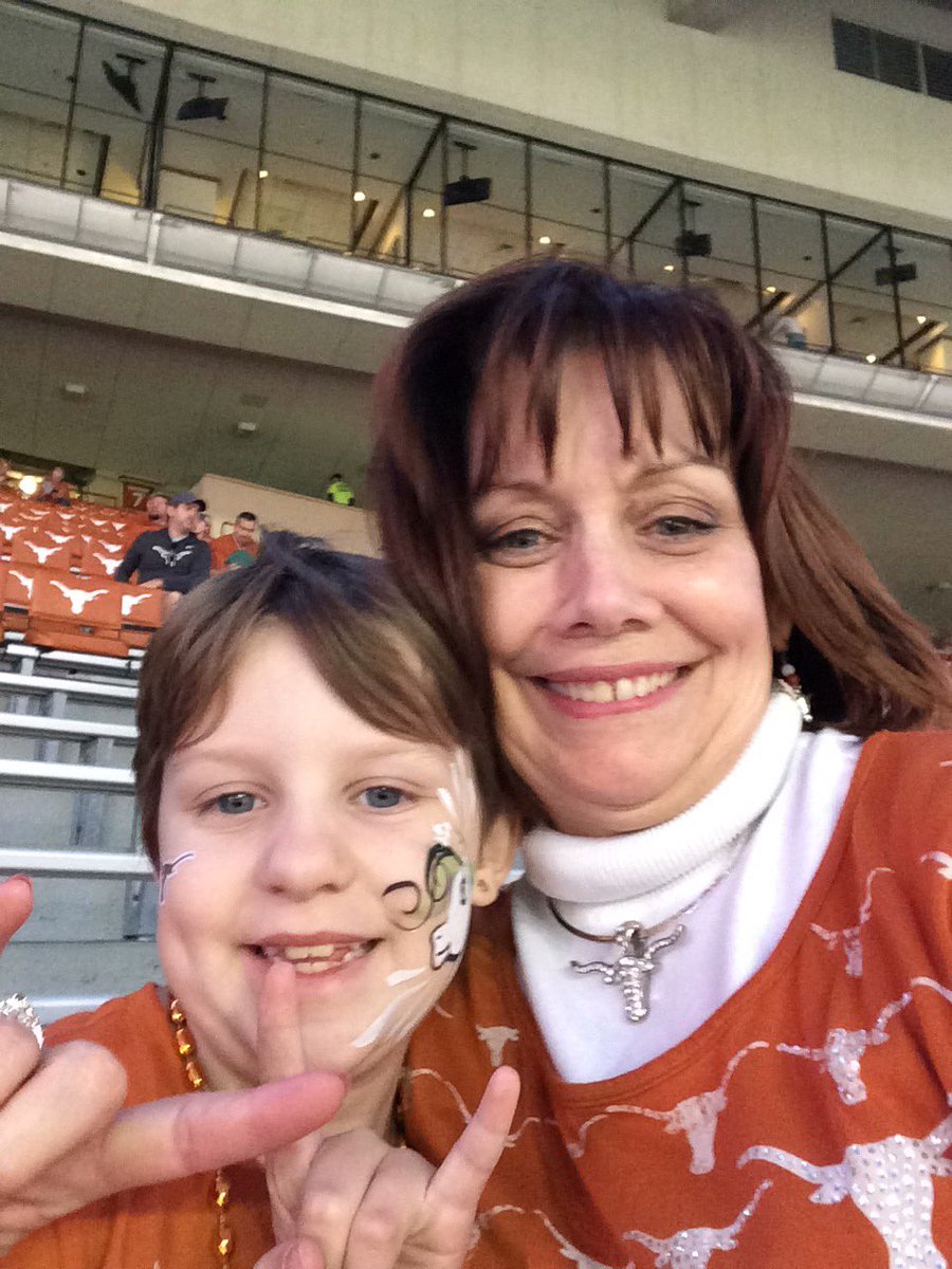 jmcneelyroo's tweet photo. Hook 'me Horns!  #thisistexas https://t.co/jrwvKTk6ne