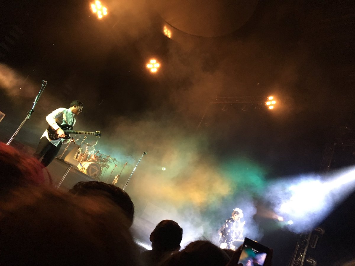 PhillipaMarie's tweet photo. Amazing night again, you killed it guys! Forever giving me goosebumps! ☺️🌸💜. @ENTERSHIKARI @enterrob @RouReynolds @EnterChris @roryclewlow https://t.co/kAmu0SZ7dt