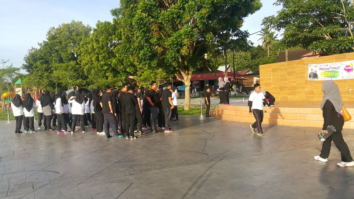 COP_2x17's tweet photo. [LIVE UPDATE] Dah ready ke tu nak senamrobik? https://t.co/RnG7wjPMaj