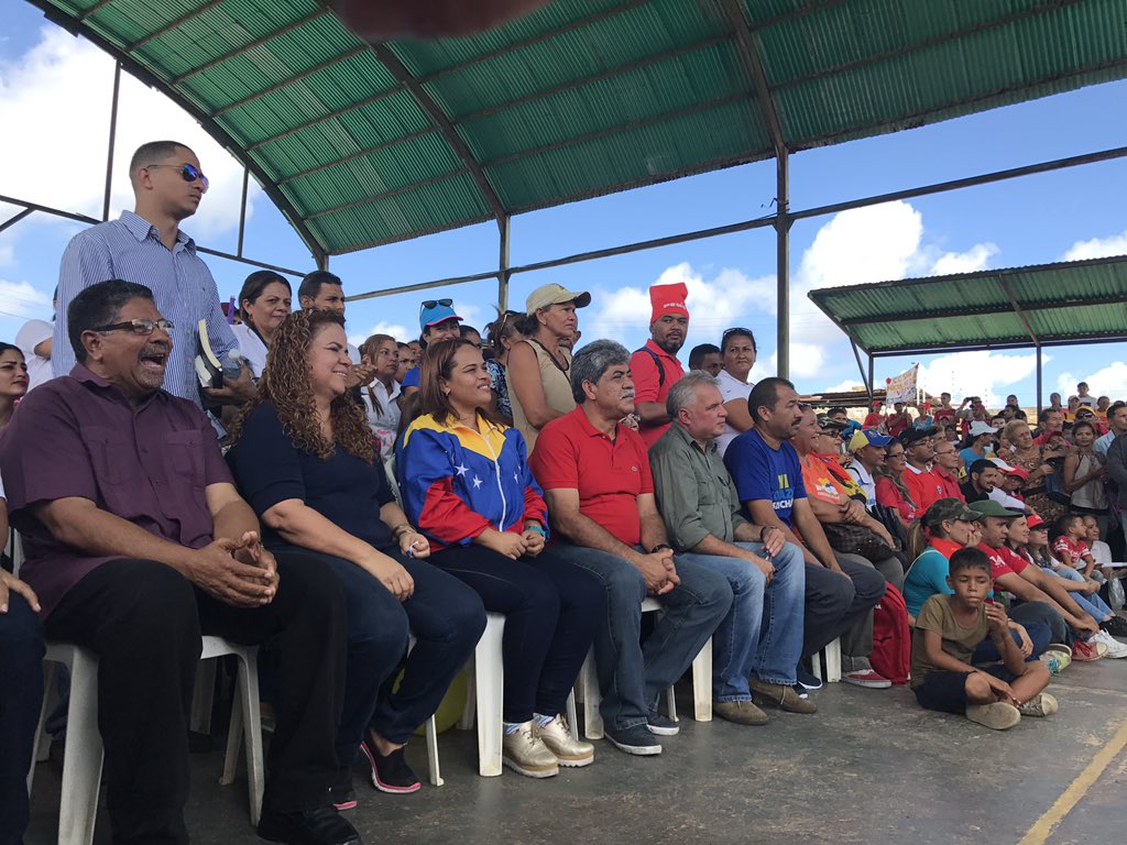 Hurtadocris31's tweet photo. Hoy @irisvarela visitó el estado Falcón y estuvo acompañada de la candidata del GPP en el Mcpio Falcón @vileivysgarcia Venceremos este 10D @NicolasMaduro https://t.co/TdssdDGjy0