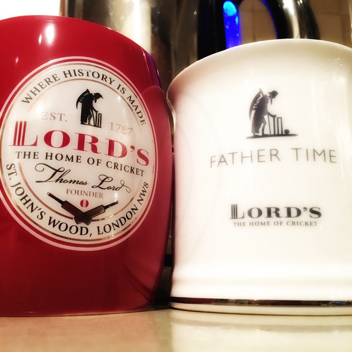 idrawstupidcats's tweet photo. Well what other mugs would you use?! πΈπ #ashes #nightshiftmode #nicecupoftea #havingabrew #cricket #ComeOnEngland @bbctms https://t.co/iSX7MGywPC