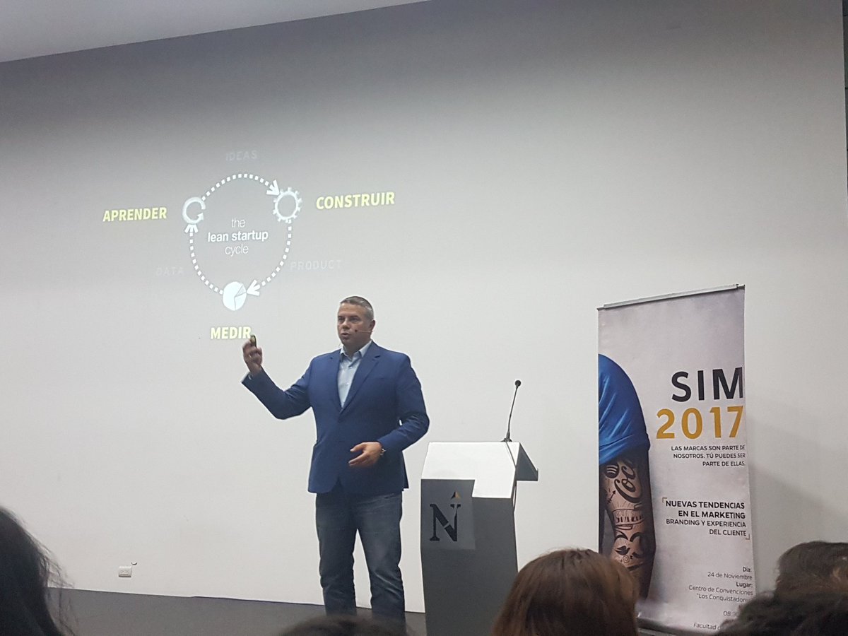 YaninaJanett's tweet photo. Huáscar Ezcurra, CEO de Animal Innovation. 
"La palabra fracaso no existe, la palabra aprendizaje sí. Cuando una visión es demasiado rígida, no se da cuenta de los cambios de su entorno. Si no innovamos, corremos el riesgo de quedarnos dormidos en la caja." #SIM2017 #NegociosUPN https://t.co/49oxg1Gxur