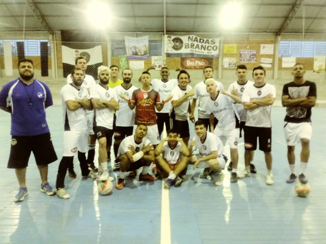 BielSantos_20's tweet photo. Último treino do ano ⚽️
#NadasBranco⚫️⚪️ https://t.co/dS2xP6BJ54