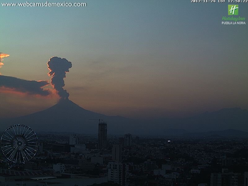 FerArceAmare's tweet photo. Se acaba de registrar una nueva explosión del Volcán Popocatépetl en México a las 17:56h.
Las #fotos son una belleza:
↖️CENAPRED
↗️@HolidayInnNoria 
↙️@webcamsdemexico 
↘️@SkyAlertMx https://t.co/EZPrmr4mQP