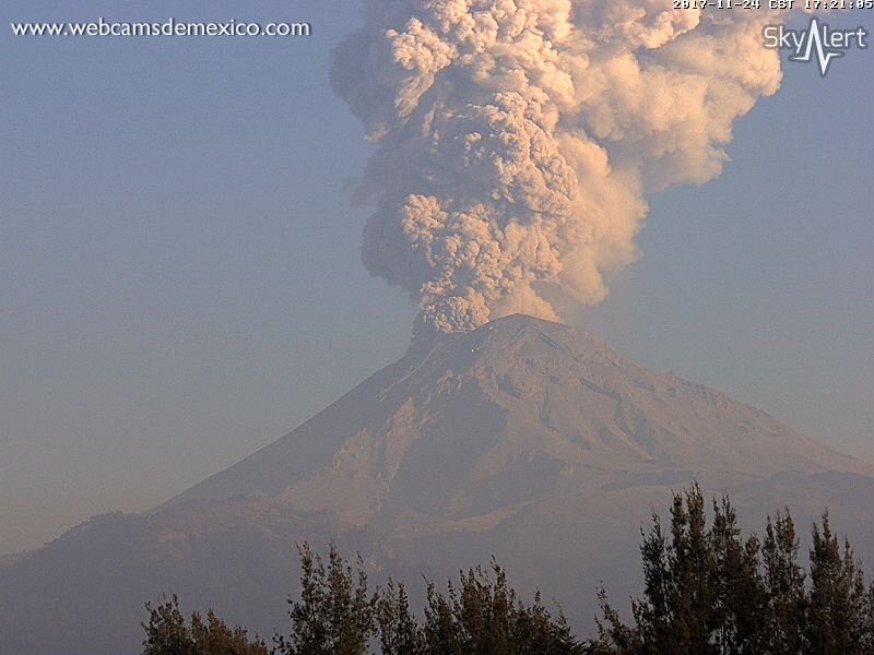 FerArceAmare's tweet photo. Se acaba de registrar una nueva explosión del Volcán Popocatépetl en México a las 17:56h.
Las #fotos son una belleza:
↖️CENAPRED
↗️@HolidayInnNoria 
↙️@webcamsdemexico 
↘️@SkyAlertMx https://t.co/EZPrmr4mQP