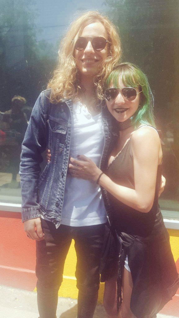 EmilyRobledo21's tweet photo. Con el divino de @GuidoAIRBAG en la puerta de #Mega98.3 Linda forma de despedirme de baires Gracias. Nos vemos el 8 https://t.co/Y6NpG9vOjp