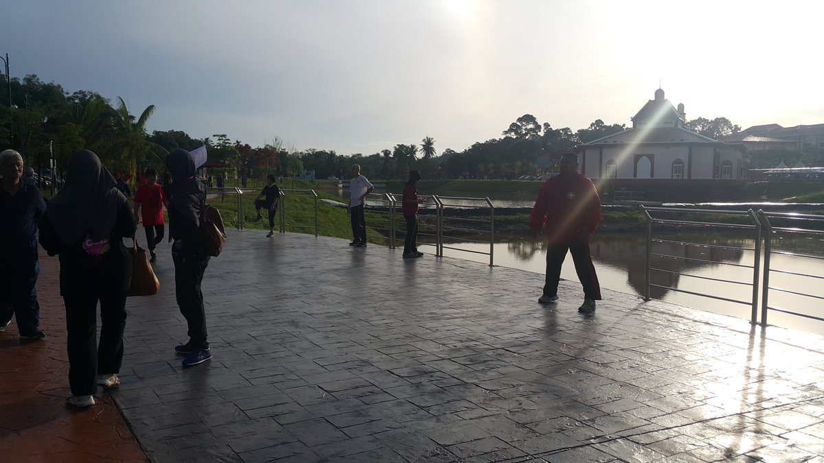 COP_2x17's tweet photo. [LIVE UPDATE] Ha warm up betul-betul. Kejap lagi nak pusing satu taman ni. Hati-hati jangan sampai injured! https://t.co/BPujbPAF6N